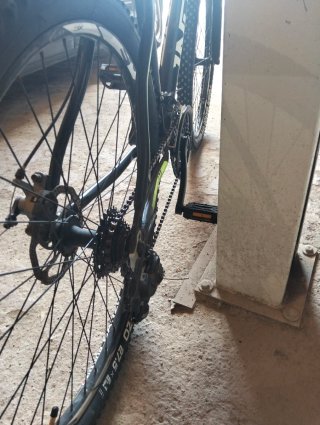 Bicicleta de montaña negra