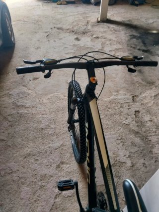 Bicicleta de montaña negra
