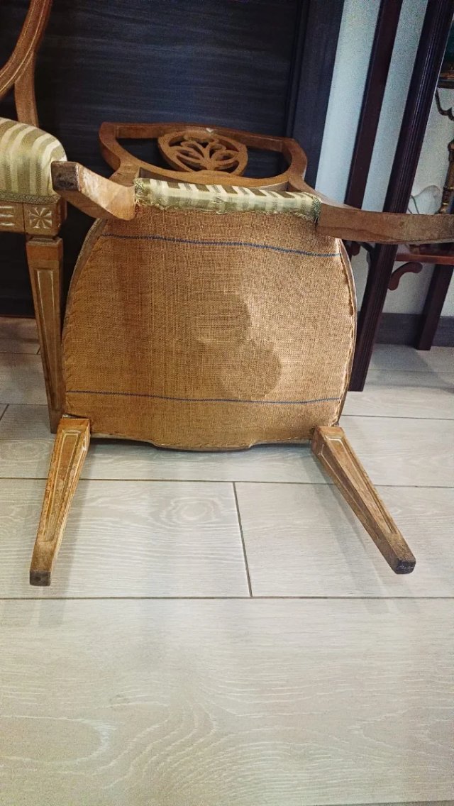 Pareja de sillas antiguas de madera dorada