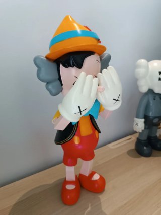KAWS Pinocchio & Jiminy Cricket Figura