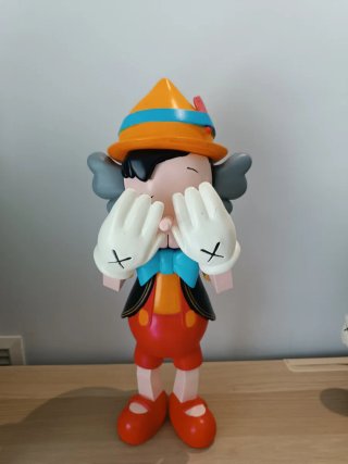KAWS Pinocchio & Jiminy Cricket Figura