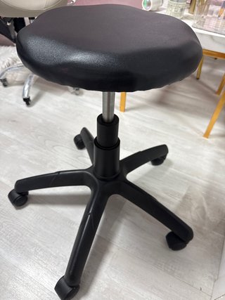 Taburete giratorio negro con ruedas