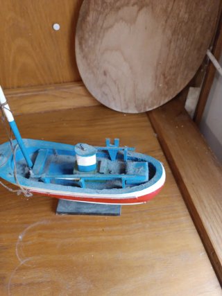 Barco de madera decorativo