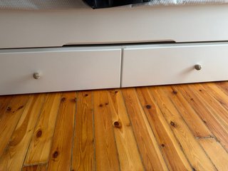 Letto a castello bianco con materassi