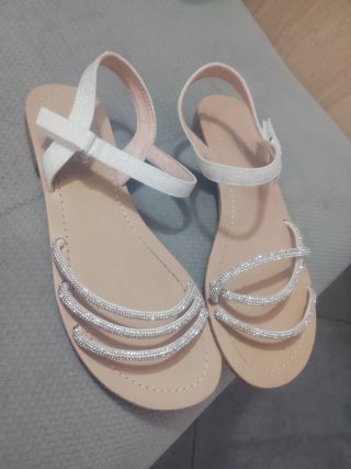 Sandalias Beige y Plateadas con Brillantes