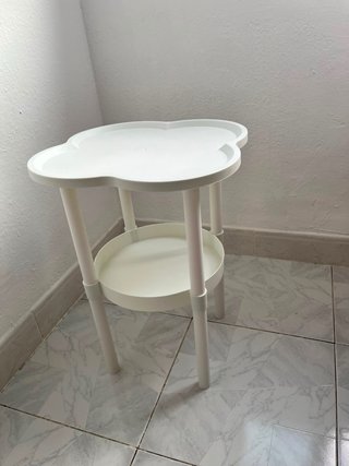 Mesa auxiliar negra con diseño de trébol
