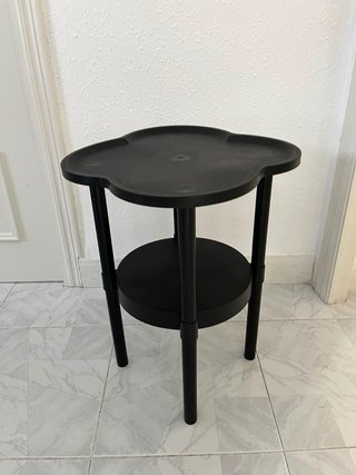 Mesa auxiliar negra con diseño de trébol