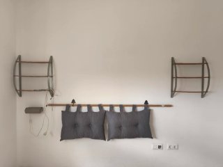 Cabecero de cama tapizado gris y madera
