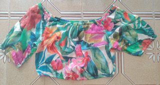 Blusa corta floral multicolor talla única