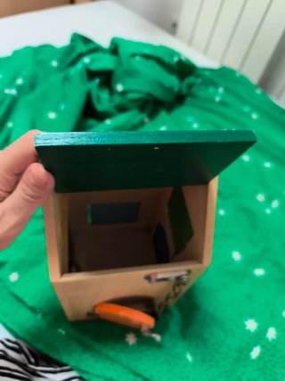 Casita Montessori de madera con cerraduras