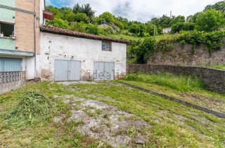 Cocheras con parcela en entorno rural