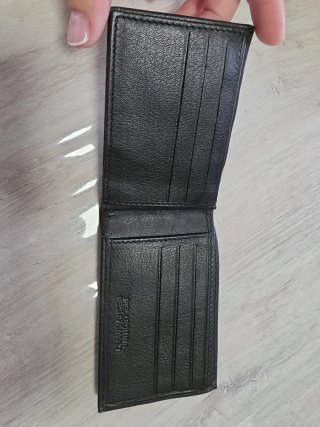 Cartera de piel negra