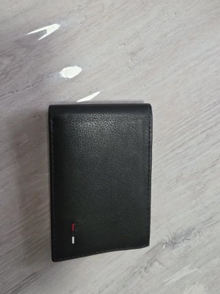 Cartera de piel negra