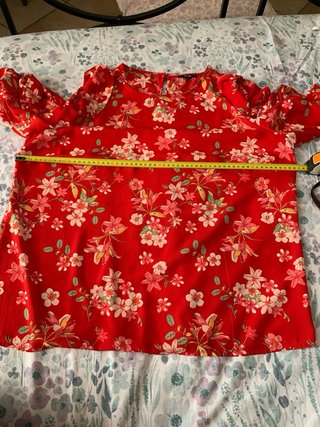 Camicia rossa floreale spalle scoperte