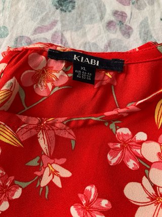 Camicia rossa floreale spalle scoperte