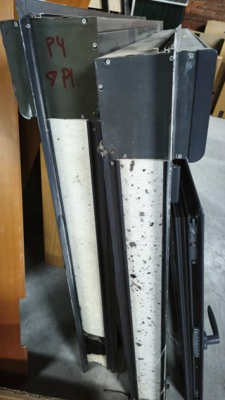Ventana gris con manilla dos und 193x130