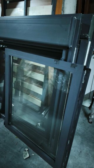 Ventana gris con manilla dos und 193x130