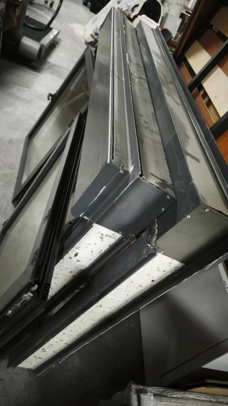 Ventana gris con manilla dos und 193x130