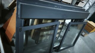Ventana gris con manilla dos und 193x130