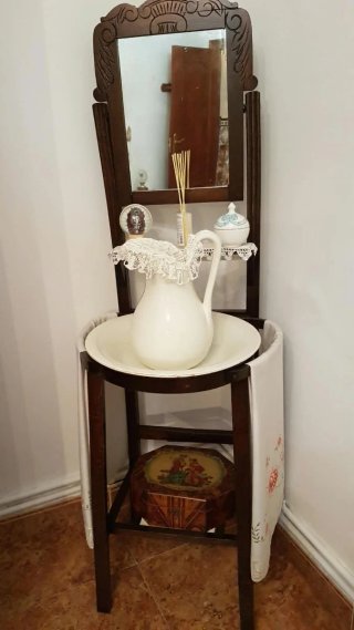 Lavabo antiguo de madera con espejo