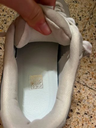 Zapatillas grises y blancas