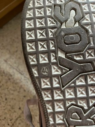 Zapatillas grises y blancas
