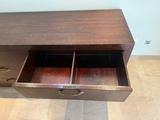 Cómoda, Mesitas y Cabecero Madera Oscura