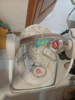 Mecedora para bebé con juguetes