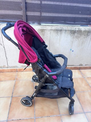 Carro de bebé granate y negro, marca Baby Monsters