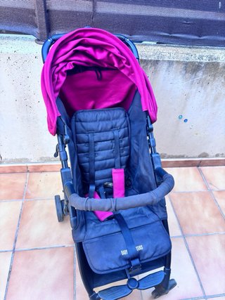 Carro de bebé granate y negro, marca Baby Monsters