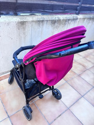 Carro de bebé granate y negro, marca Baby Monsters