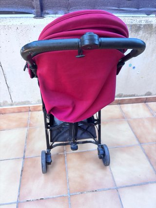 Carro de bebé granate y negro, marca Baby Monsters