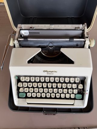 Máquina de escribir Olympia Monica