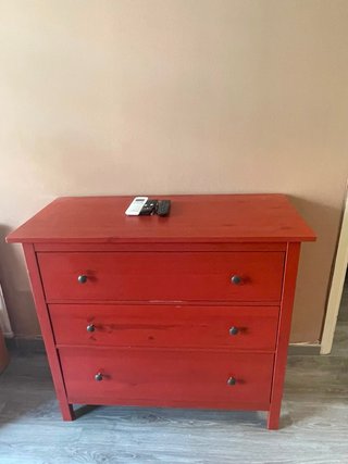 Cómoda de madera roja Ikea