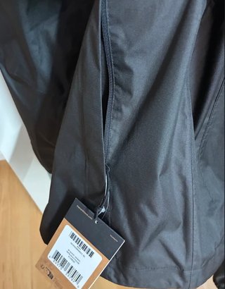 Chaqueta The North Face Quest Gris Impermeable