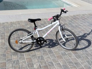 Bici infantil Barbie blanca y rosa