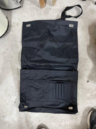 Bolsa negra tipo maletín con compartimentos