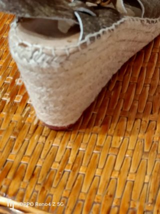 Sandalias cuña marrón y dorado