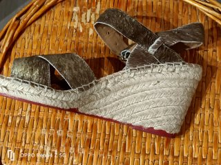 Sandalias cuña marrón y dorado