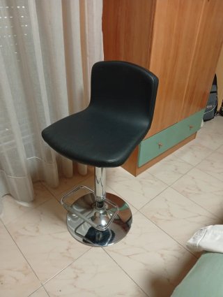 Taburete de barra negro y plateado