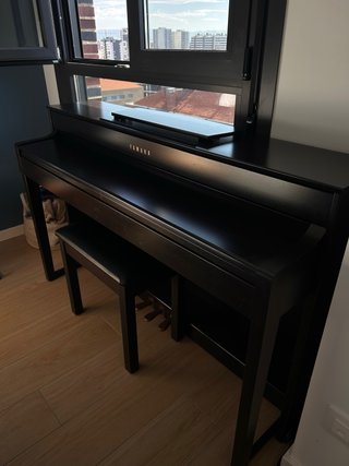 Piano Digital Yamaha CLP-535. Regalo banqueta