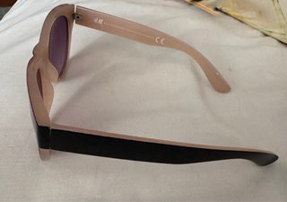 Gafas de sol negras con interior rosa