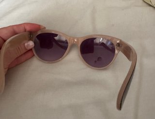 Gafas de sol negras con interior rosa