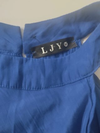 Blusa azul con volantes.