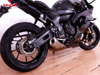 YAMAHA R7