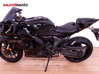 YAMAHA R7