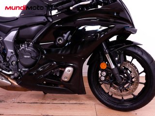 YAMAHA R7