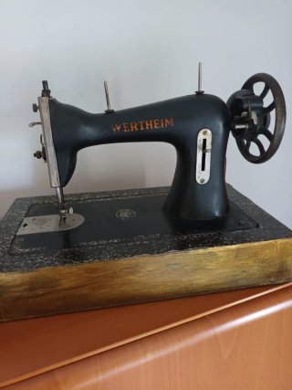 Máquina de coser Wertheim antigua