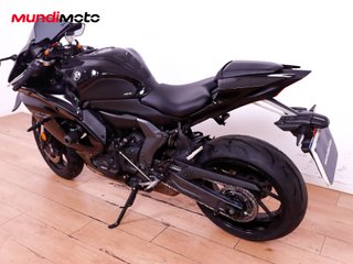 YAMAHA R7