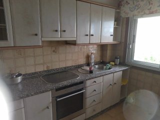 Muebles de cocina beige y marrón